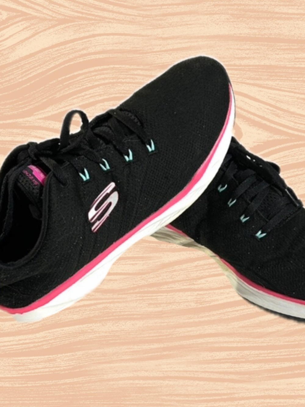 Women’s Skechers Sneakers Size 11 Excellent Condition
